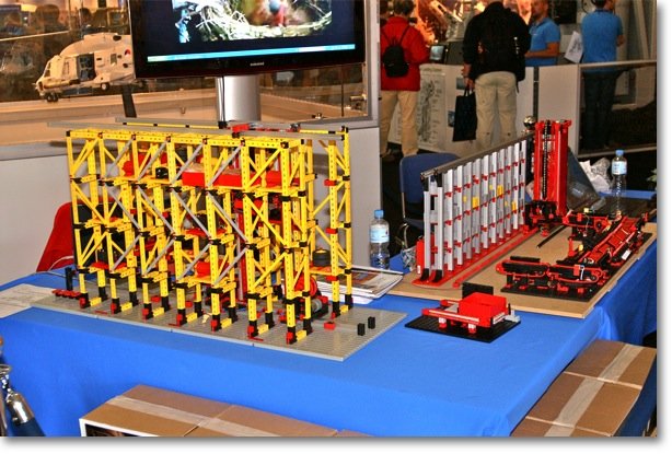 Luchtmachtdagen-02-Leeuwarden-2011 - Links het model van Stef Dijkstra: de "pallet retriever" en rechts het model van Andries Tieleman: de "onderdelen retriever".